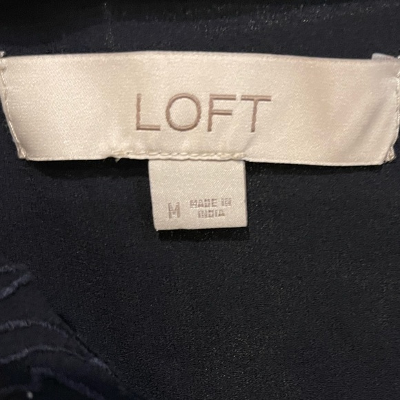 💠LOFT navy blue size M flowy blouse with embroidered neckline - Picture 6 of 6